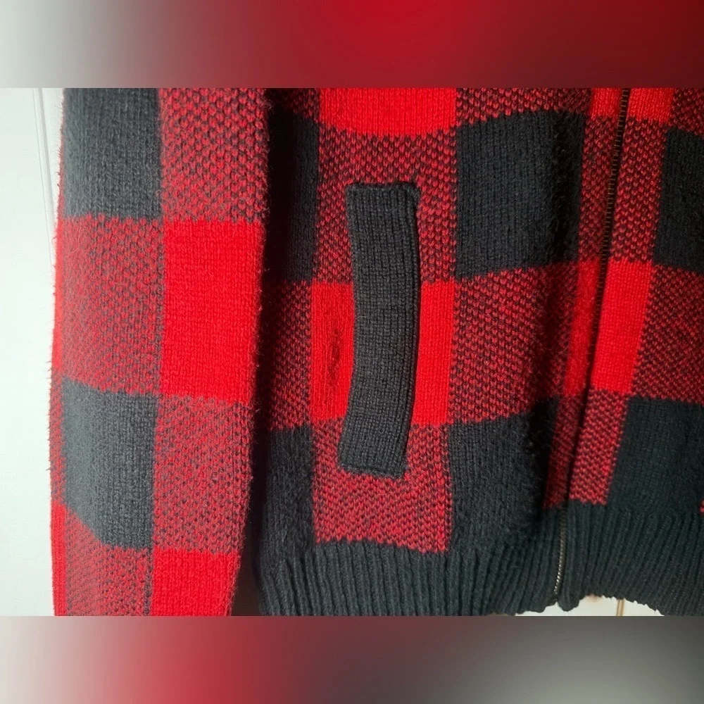 American Eagle Outfitters Men’s Sweater Small Red Black Buffalo Plaid Full Zip